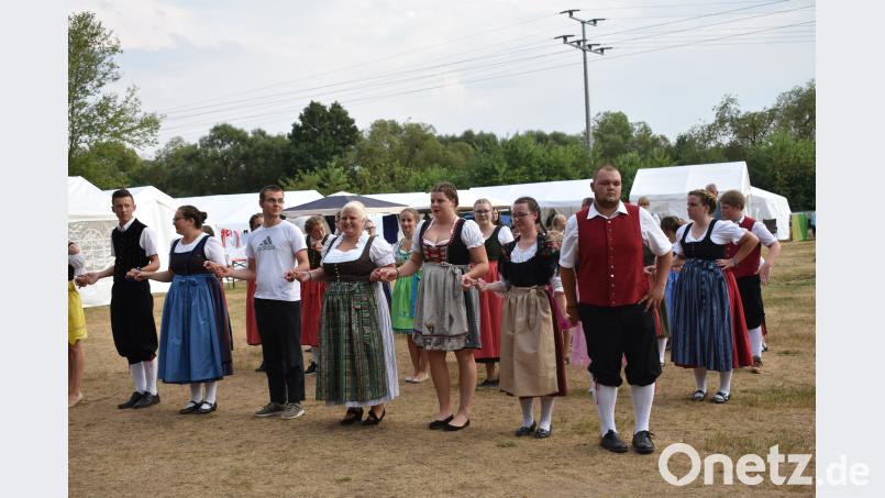 Zeltlager im Grafenwöhrer Waldbad: Die Kinder und Jugendlichen vom Gauverband Oberpfalz zeigen ihr Können bei einem Heimatabend. rgr