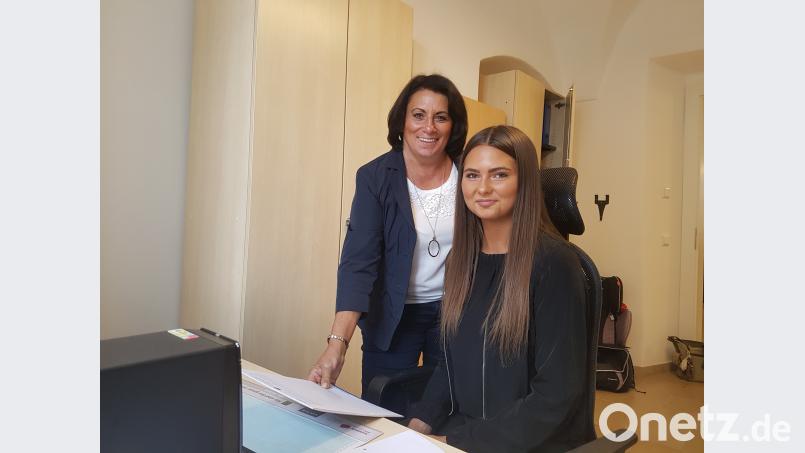 Büroleiterin Anita Hammerer vom Versicherungsbüro Dyrbusch & Uhle (links) hat die FOS-Schülerin Sarah Patzina unter ihre Fittiche genommen. ubb