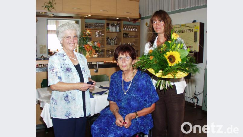 Bereits zum 15-jährigen Bestehen der Gruppe wurde Gisela Maier (links) bei der Jubiläumsfeier von der damaligen Vorsitzenden des Patientenbeirats, Ellen Galle, aus Amberg (sitzend) und Sozialpädagogin Christiane Heigl aus Regensburg (rechts) mit der goldenen Ehrennadel des Landesverbands Bayern von der Deutschen Multiple Sklerose Gesellschaft für ihre großen Verdiente ausgezeichnet. dob