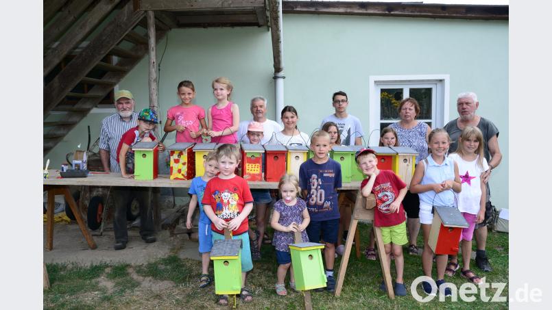 Stolz präsentieren die Kinder ihre selbst gebauten Nistkästen. bey