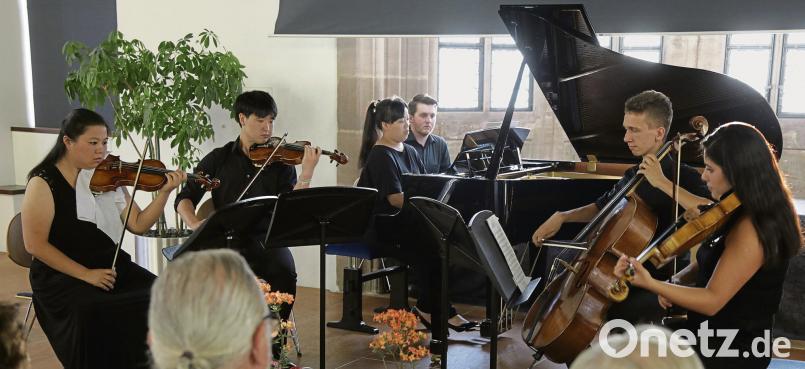 Mit Dvoraks Klavier Quintett in A-Dur op 81 eröffnen Aihua Zhang und Angkun Uabamrungjit (beide Violine), Yagmur Erdogan (Viola), Johannes Buehler (Cello) und Shu-Han Shan (Klavier) das mitreißende zweite Konzert ausgewählter Preisträger im Rahmen des SRIMF. Wolfgang Steinbacher