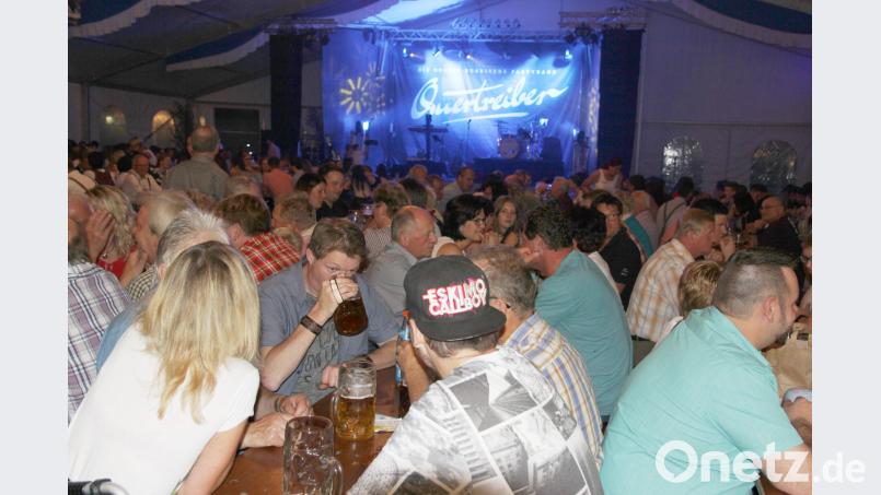 Gute Stimmung gehört dazu gleich welche Band spielt, los ist immer etwas bei der Schmidgadener Kirchweih. ral
