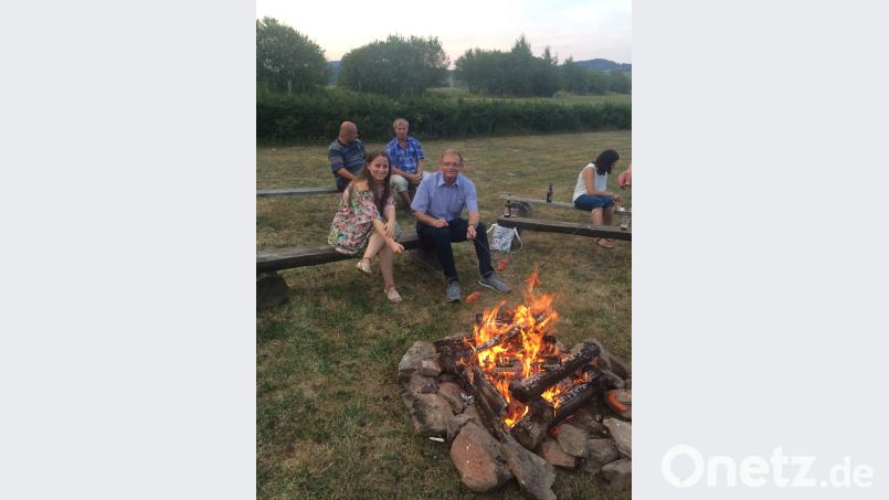 Deutsch-tschechischer Stammtisch am Lagerfeuer: Kurzfristig hatten die Organisatoren das Treffen ins Freie verlagert. . eib