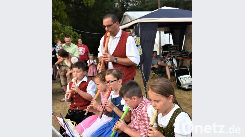 Zeltlager im Grafenwöhrer Waldbad: Die Kinder und Jugendlichen vom Gauverband Oberpfalz zeigen ihr Können bei einem Heimatabend. rgr