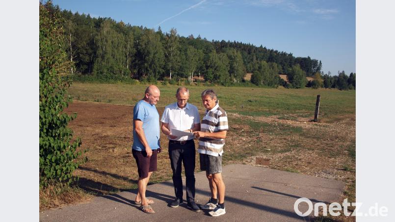 Vor dem Baugelände für den geplanten Bio-Masthähnchenstall informierten (von links) Riedens 3. Bürgermeister Gerhard Schnabel, Bürgermeister Erwin Geitner und 2. Bürgermeister Josef Weinfurtner über den einstimmigen Gemeinderats-Beschluss zum Bio-Masthähnchenstall. sön