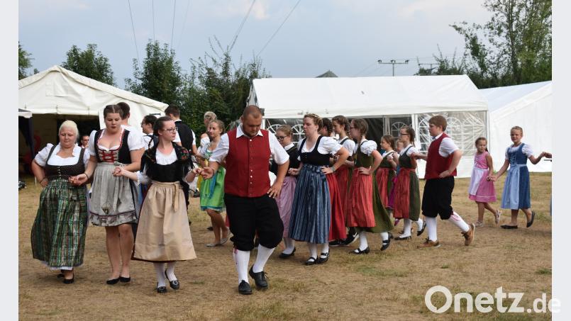 Zeltlager im Grafenwöhrer Waldbad: Die Kinder und Jugendlichen vom Gauverband Oberpfalz zeigen ihr Können bei einem Heimatabend. rgr