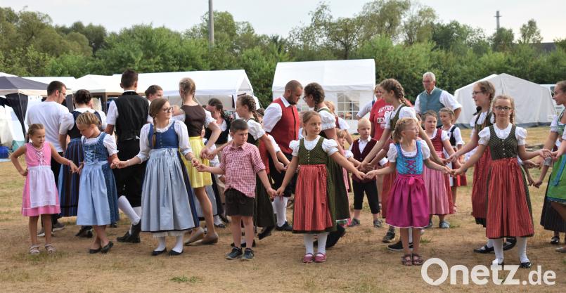 Zeltlager im Grafenwöhrer Waldbad: Die Kinder und Jugendlichen vom Gauverband Oberpfalz zeigen ihr Können bei einem Heimatabend. rgr