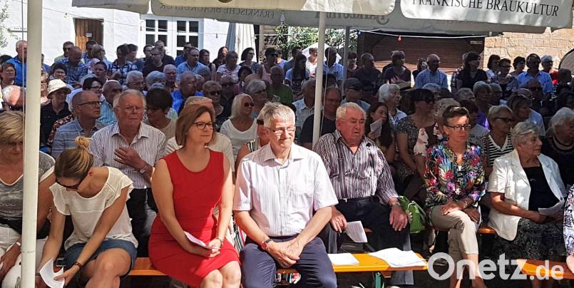 Rund 300 Gläubige kommen zum Freiluftgottesdienst bei der Tauritzmühle. hai