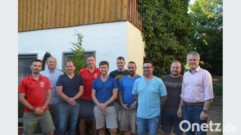 Die neue Truppe in der Spartenleitung. Von links: Sandro Lugert (Spartenleiter), Jürgen Lugert (TSV-Vorsitzender), Thomas Scheinkönig (Schriftführer), Michael Sigritz (Stellvertreter), Manuel Überall (Seniorenbereich), Klaus Windschügl (Verantwortlicher VIP-Raum), Matthias Möschl (Spielleiter Alte Herren), Benedikt Gradl (Beauftragter Arbeit am Fußballplatz) sowie Bürgermeister Thomas Meiler. jub