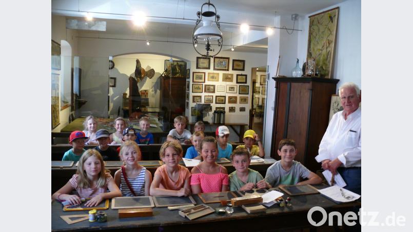 Die Kinder bei ihrer Zeitreise im Stiftlandmuseum, zusammen mit Manfred Brunner (rechts) und Walter Fiedler. kgg