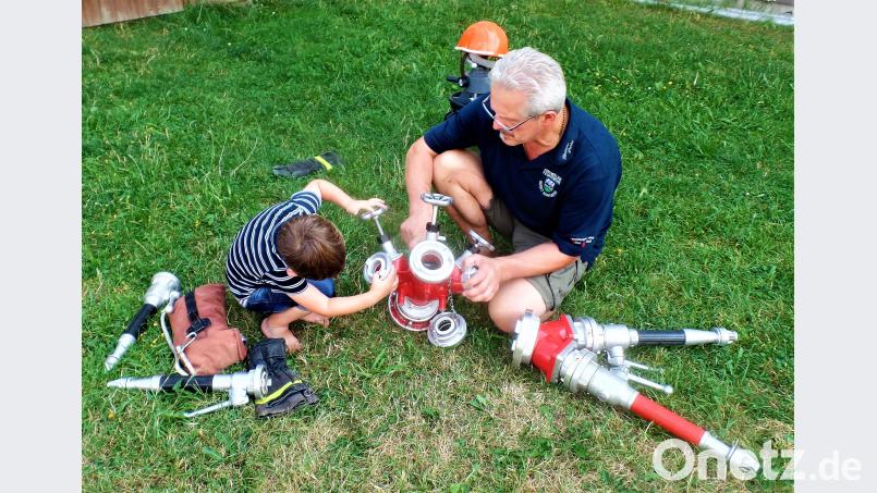 Feuerwehrvorsitzender Hermann Prechtl meint: „So wie der junge Mann mit dem Schlauchverteiler umgeht, können wir ihn bald zum Maschinisten 		ausbilden.“ jml