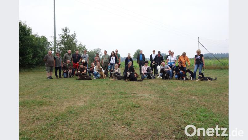 Alle Teilnehmern des Hundeführerkurs mit ihren Vierbeinern haben gute Ergebnisse vorzuweisen. Hundeobmann Siegfried Herzog, Richterin und Hundeobfrau Ute Ehbauer (links) loben die Tirschenreuther. hä