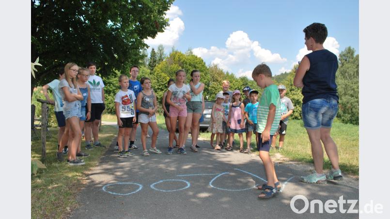 Einen spannenden Nachmittag erleben die Kinder mit dem Obst- und Gartenbauverein Fürnried. exb