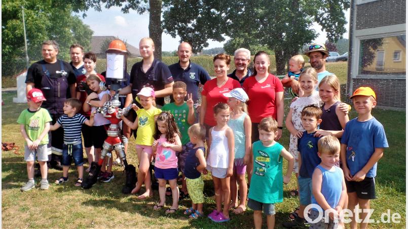 Heiß, kalt und spritzig ging es zu beim Ferienprogramm der Feuerwehr. „Sam“, der Blechkamerad (mit rotem Helm), lacht ebenso begeistert wie 		die Kinder und Feuerwehr-Verantwortlichen. jml