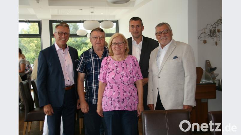 Heimatkreis-Vorsitzende Regine Löffler-Klemsche (Mitte) freute sich über das Interesse der Gäste bei der Jahreshauptversammlung. Gekommen waren Tirschenreuths Bürgermeister Franz Stahl, Heimatkreis-Mitglied Bruno Klemsche, Franz Schöner, dritter Bürgermeister in Mähring und Siegbert Ortmann, BdV-Landesvorsitzender. exb