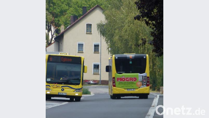 Citybusse fahren auf der Frühlingstraße. Den zusätzlichen Baustellenverkehr empfinden die Anwohner als Belastung. (exb)