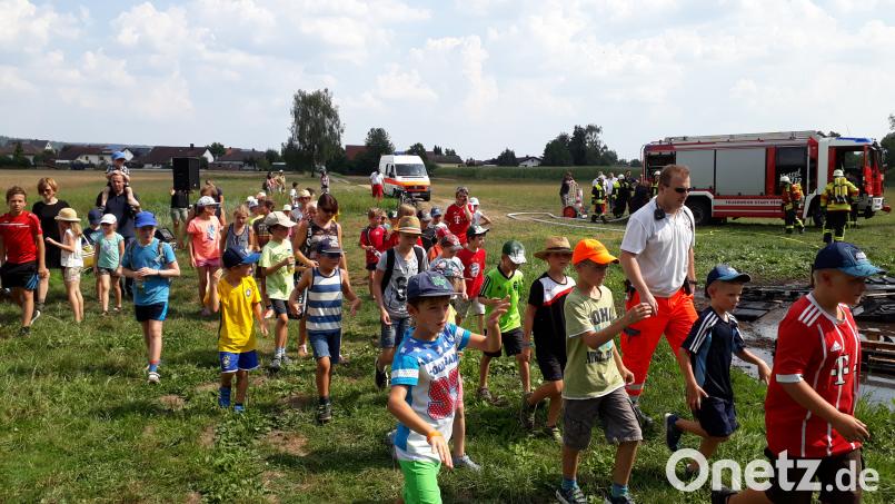 Feuerwehr und Wasserwacht Pfreimd gestalten zusammen mit dem BRK Pfreimd als Teil des Ferienprogramms der Pfarrei eine spannende Übung für zahlreiche Kinder. hir