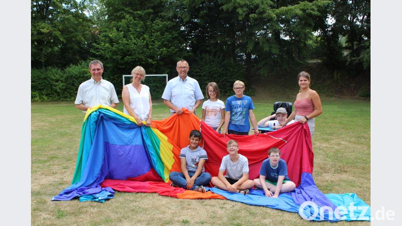 Gruppenbild mit Fallschirm (von links): Stephan Prechtl, Michaela Winklmeier und Peter Rihm mit Schülern der Rupert-Egenberger-Schule. Rechts: Heilerziehungspflegerin Verena Lautenschlager. Ehbauer, Theresa