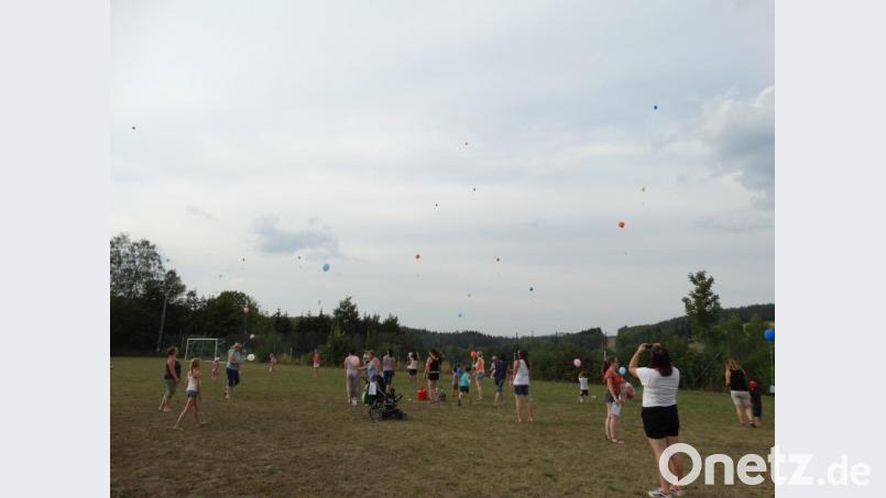 Die vielen bunten Ballons lassen die Kinder in den Himmel steigen. twg