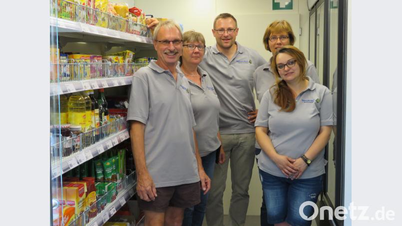 Fahrer Karlheinz Meier, Verkäuferin Gisela Geminer, Geschäftsführer Martin Schmid, Verkäuferin Jutta Dötterl und Bürofachfrau Anja Zölch (v. li.) warten gespannt auf ihre allerersten Kunden. ubb
