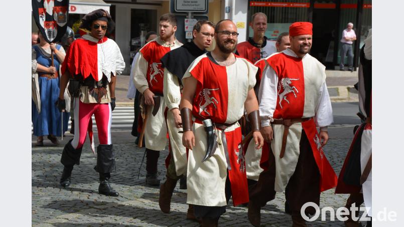 Mit originellen Kostümen ging es durch die Stadt. jr
