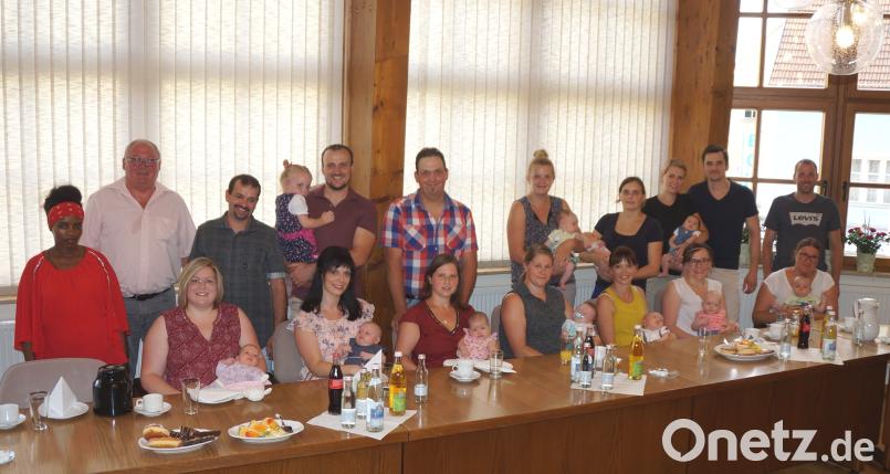 Zum vierten Mal in diesem Jahr begrüßte Bürgermeister Heinz Weigl (links) die neuen Erdenbürger mit ihren Eltern im Rathaus. weu