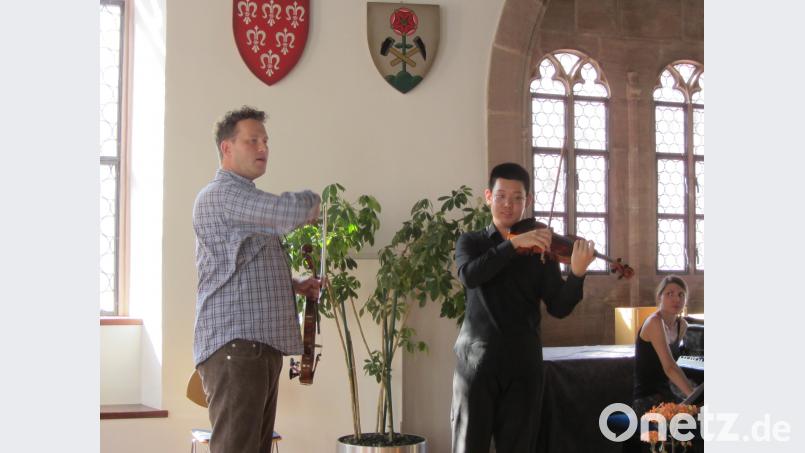 Kaum in Sulzbach-Rosenberg angekommen, widmet sich der renommierte Violinist Nikolaj Znaider (links) voller Elan seinen Meisterschülern. aks
