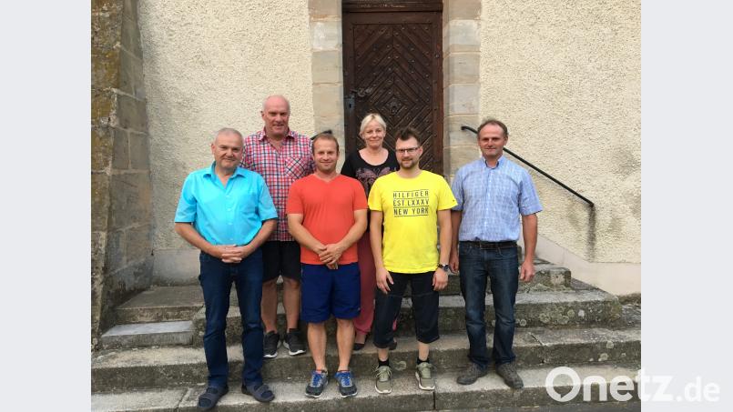 Herbert und Christian Schwendner, Simone Sommerey, Andreas Rauch sowie Michael Nusstein (ab Zweiter von links) bilden die neue Führungsriege des Kapellenbauvereins. Ihnen dankt Bürgermeister Günter Kopp (links) für das Engagement. exb