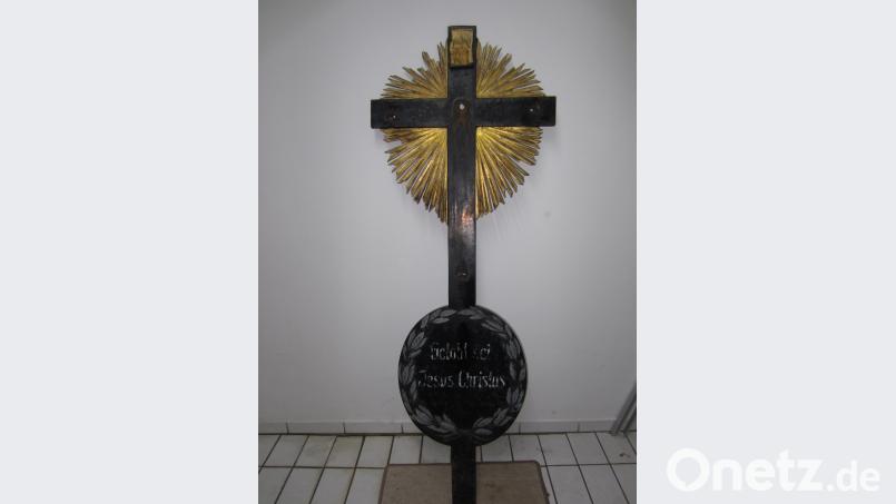In die Jahre gekommen: Das Marterl-Kreuz vor der Sanierung. rdh