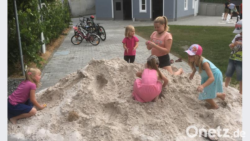 Der Sandhaufen vom Dorffest hat noch so einige Überraschungen parat. wlr