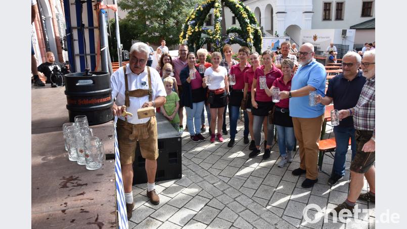 Die Bedienungen und Organisatoren warten mit leeren Krügen, während Bürgermeister Rupert Troppmann das erste Fass für das Zoiglfest am Stadtplatz anzapft. ui