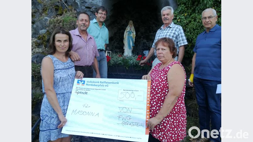 Für die "neue Madonna" ist die Spende bestimmt, die OWV-Vorsitzende Christine Hundhammer (vorne, rechts) entgegennimmt. Mit dabei (von links): Silvia Korsche-Ströhl, Josef Burkhard, Martin Bodenmeier, Franz Bringer und Josef Langgärtner. exb