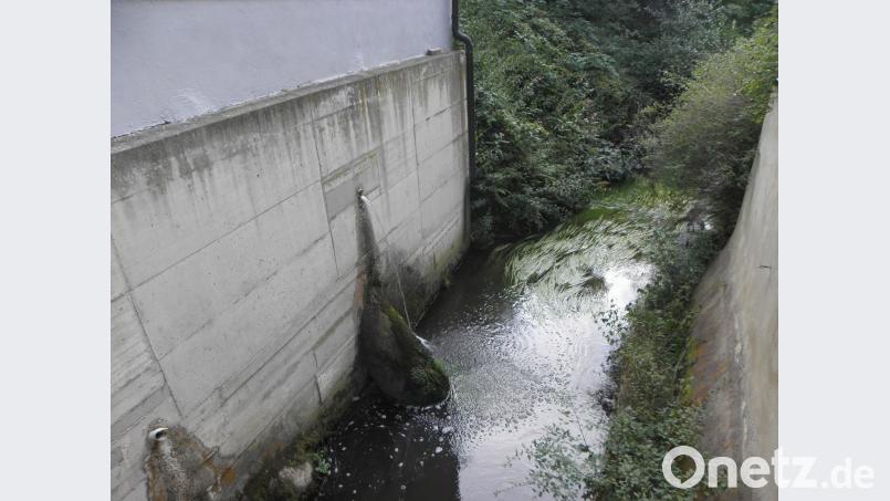 Nach Durchlaufen der Turbinen verlässt das Wasser das Kraftwerk wieder, zur Zeit nur noch in Form eines Rinnsals. Bild: pjom