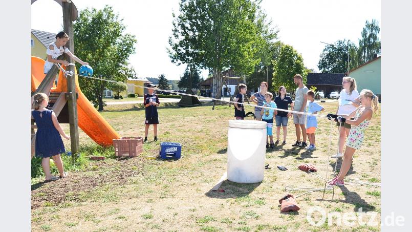 Als schwieriges Unterfangen erweist sich für viele Teilnehmer das Balancieren eines Spielballs auf zwei Seilen. fjo