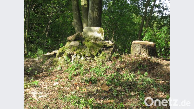 Nach mehr als 60 Jahren, in dem das Marterl samt Kreuz am Gipfel des Gaisbühl thront, ist auch der Sockel durch die Witterung in Mitleidenschaft gezogen worden. Die OWV-Leute gossen jetzt ein Beton-Fundament und stellten das Kreuz auf einen Granitblock. rdh