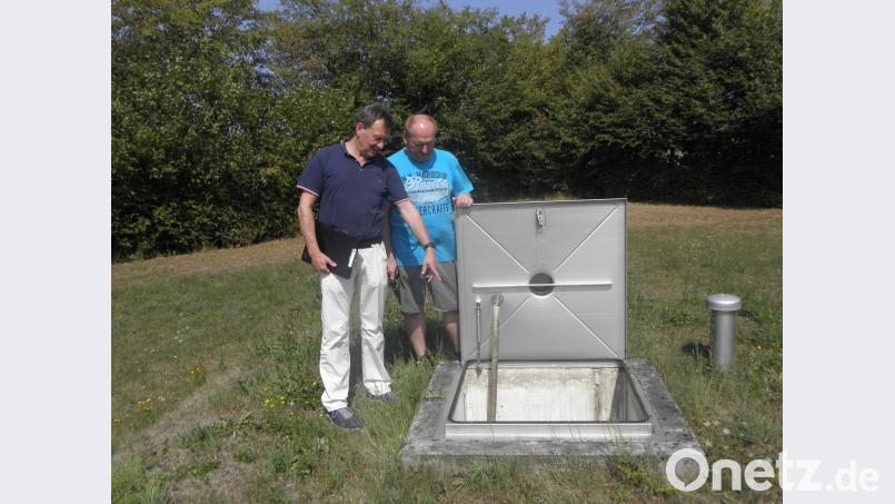 Ulrich Süß (links), Sachbearbeiter für Wasserversorgung der Stadt Nabburg, und der Wasserwart Karl Fronhofer treffen sich am Trinkwasserbrunnen, um den Wasserpegel zu messen. Bild: pjom