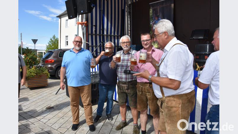 Gerald Wickel, Dieter Moser, Reinhold Zapf. Michael Lang und Rupert Troppmann stoßen auf eine guten Festverlauf an. ui