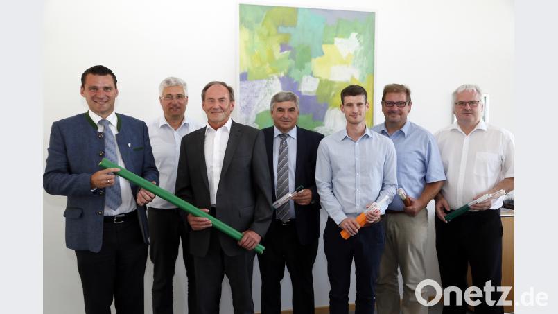 Landrat Thomas Ebeling, Peter Pollinger, Rudolf Reger (beide Landratsamt), Bundestagsabgeordneter Karl Holmeier, Regers Nachfolger Dominik Hauser und Rainer Kolloch sowie Berater Siegfried Schollerer (von links) zeigten den aktuellen Stand der Breitband-Versorgung im Landkreis auf. Hösamer