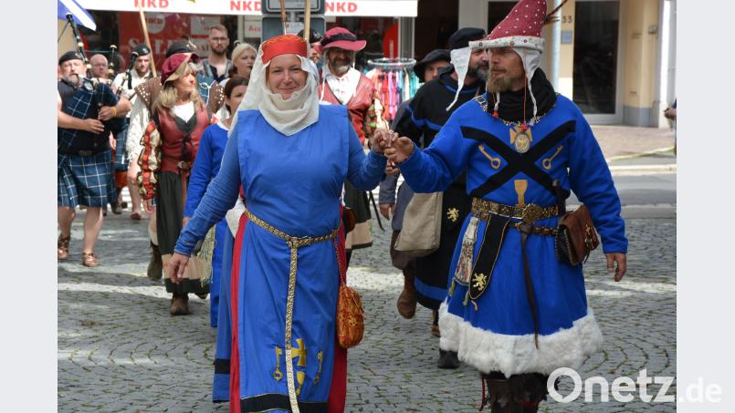Mit originellen Kostümen ging es durch die Stadt. jr