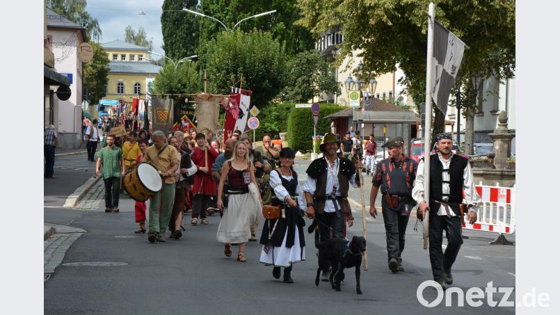 Michael Fuchs (Mitte), Vorsitzender der „Hundlinge“, führte den Festzug durch die Innenstadt an. jr