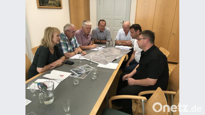 Straßenbauprojekte sind Thema der SPD-Runde um Behördenchef Henner Wasmuth (Dritter von rechts) und Abteilungsleiter Stefan Noll (rechts) vom Staatlichen Bauamt. Von links: Brigitte Bachmann, Winfried Franz, Reinhold Strobl, Richard Gaßner und Uwe Bergmann. exb