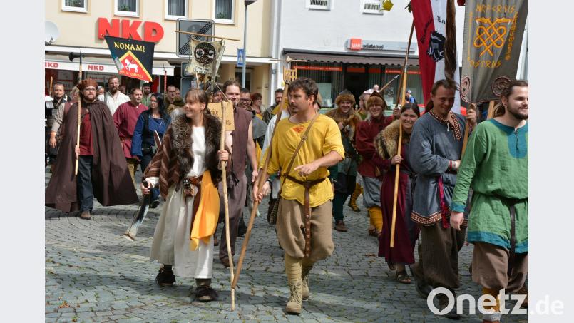 Mit originellen Kostümen ging es durch die Stadt. jr