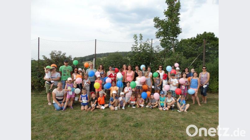 Die vielen bunten Ballons lassen die Kinder in den Himmel steigen. twg