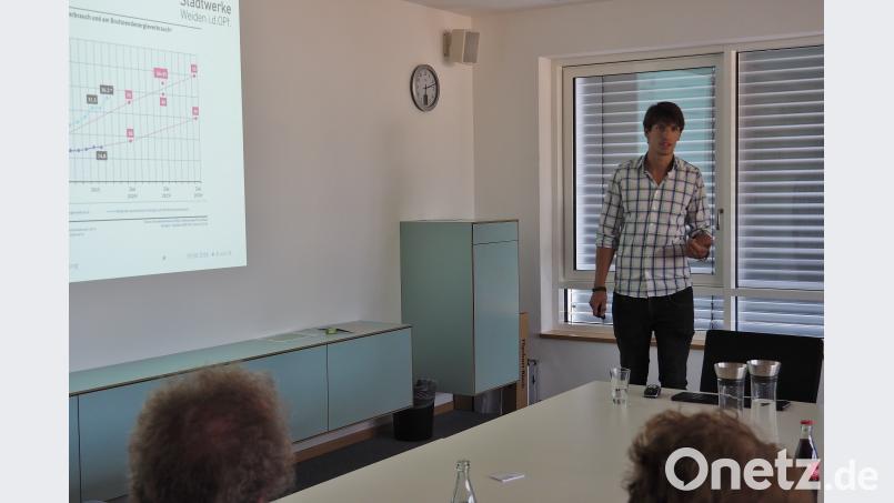 In Weiden besteht ein großer Bedarf nach zusätzlichen dezentralen erneuerbaren Energien, erläutert der Energiewirtschaftsmanager Thorsten Witzer in seinem Vortrag. Bühner