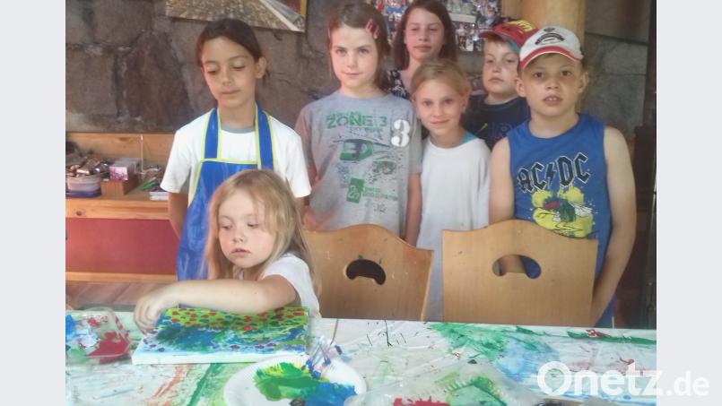 Trotz Hitze kamen Kinder zum Malen mit Künstlerin Ruth Hochreither in ihre Malerwerkstatt es