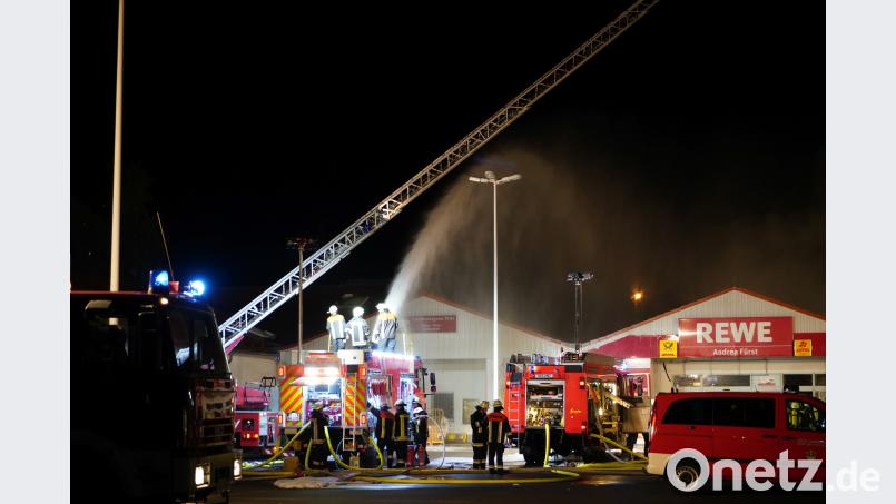 Bei dem Brand kam auch der Dachmonitor (großes, auf dem Dach montiertes Strahlrohr) des Tanklöschfahrzeugs aus Wiesau zum Einsatz. exb