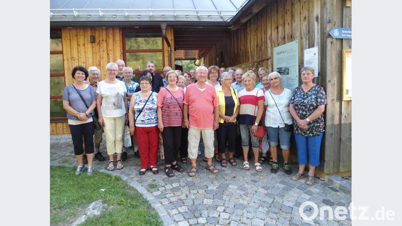 Die Wandergruppe hat einen schönen Tag. rgb