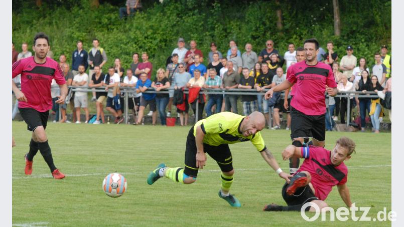 Der FC Tirschenreuth muss am Samstag im Auswärtsspiel bei der SpVgg Oberkotzau unter anderem auf Verteidiger Daniel Kahrig (rechts, im Relegationsspiel gegen Trogen) verzichten. Rudi Gebert