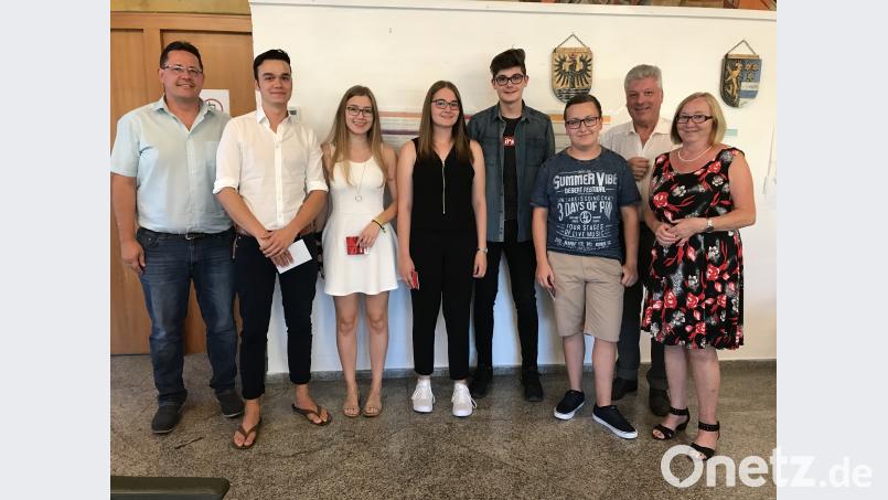 Der Marktrat hat in seiner August-Sitzung die besten Schüler aus dem Flosser Amt geehrt; mit im Bild die drei Bürgermeister. eig