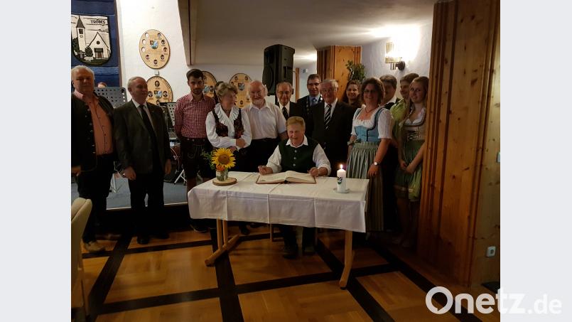 Hans Roßmann (sitzend), Moosbachs Bürgermeister von 1984 bis 2008, wird das Ehrenbürgerrecht verliehen. Mit auf dem Bild Tochter Erika (Vierte von rechts) mit Familie, Schwester Elfriede (Vierte von links), Bürgermeister Hermann Ach (mit Amtskette), Ehrenbürger Professor Dr. Alfred Egid Hierold (Sechster von rechts) und zahlreiche Ehrengäste. gi